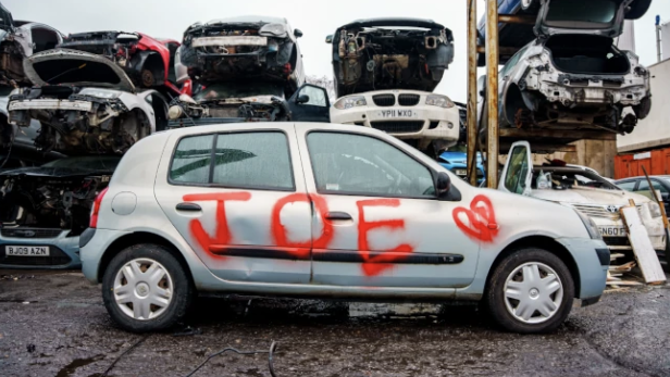 Schrott-Auto statt Blumen: Das verrückteste Geschenk zum Valentinstag