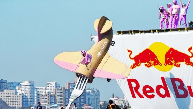 Red-Bull-Flugtag in Moskau: Keine Angst vor einem Bauchfleck.