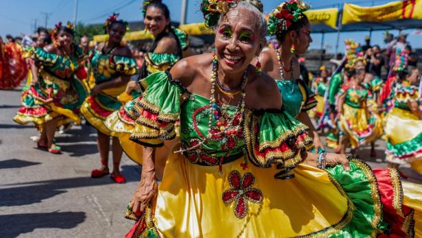 Sambaparade, Holzmasken, Heringswurf: So feiert die Welt Karneval