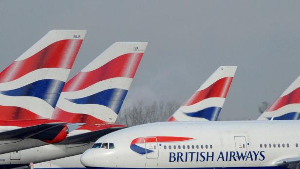 Mehrere Flugzeuge von British Airways stehen geparkt am Flughafen Heathrow.