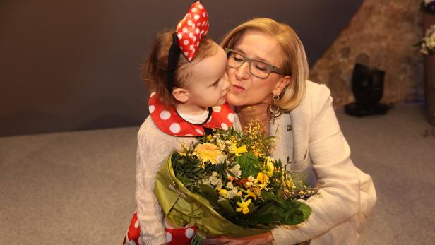 Ein Bussi für die Hanni: NÖ-Landeshauptfrau bei ihrer großen Geburtstagsfeier