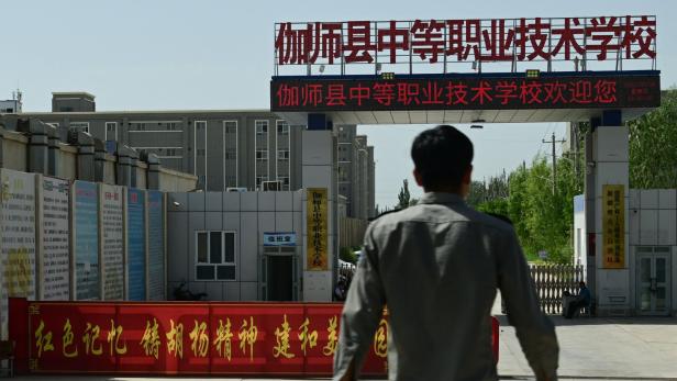 Laut NGOs werden Uiguren in Internierungslager gefangengehalten, China spricht von Ausbildungsstätten.