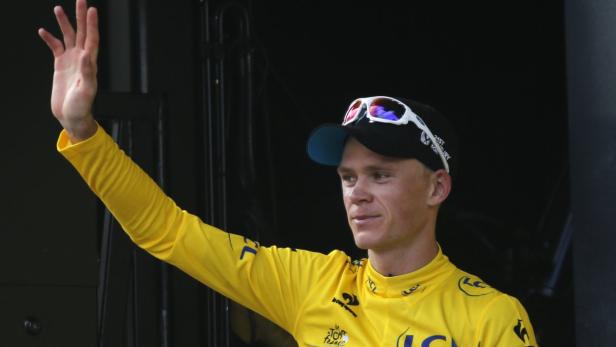 Team Sky rider Christopher Froome of Britain celebrates his leader&#039;s yellow jersey on the podium after he won the 195 km eight stage of the centenary Tour de France cycling race from Castres to Ax 3 Domaines July 6, 2013. REUTERS/Jean-Paul Pelissier (FRANCE - Tags: SPORT CYCLING)