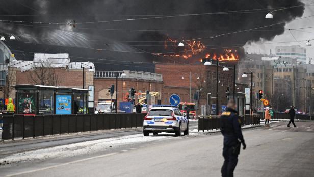 Großbrand in schwedischem Wasserpark: Arbeiter vermisst