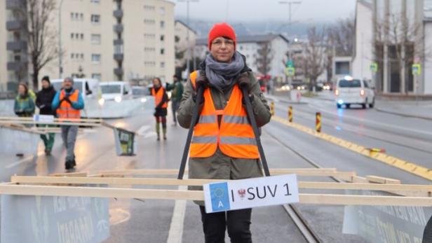 Fasching im Ernst: Klimaaktivisten zu Fuß als SUVs im Morgenverkehr