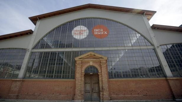 Die Rinderhalle und Neu Marx sind auf den Fenstern eines Backsteingebäudes abgebildet.