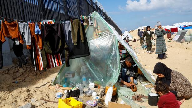 Palästinensische Flüchtlinge im Gazastreifen harren an der Grenzmauer zu Ägypten aus.