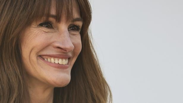 FASHION-FRANCE-WOMEN-JACQUEMUS Julia Roberts