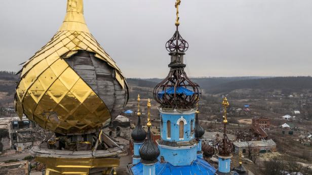 Durch den Krieg zerstörte Kirchendächer in der Ukraine