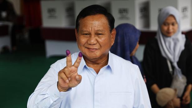 Prabowo Subianto zeigt das Victory-Zeichen.