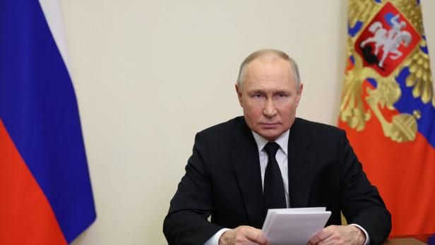 Wladimir Putin hält Zettel in der Hand