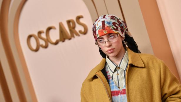 Billie Eilish bei den Oscars mit Kopftuch und Grandpa-Ästhetik