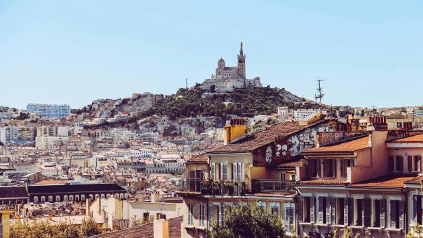 Blick auf Marseille mit der Basilika Notre-Dame de la Garde auf einem Hügel.