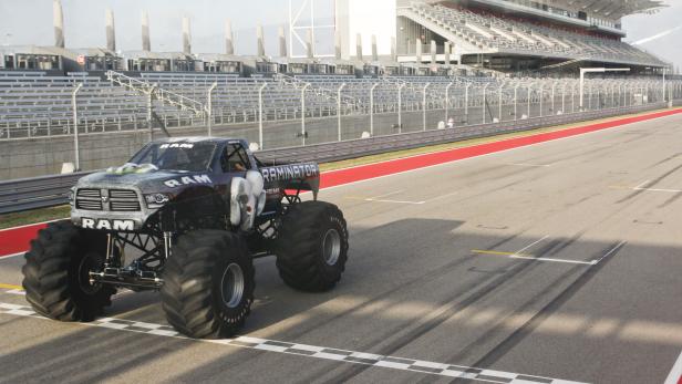 Ein Monster Truck der Marke Ram steht auf einer Rennstrecke.