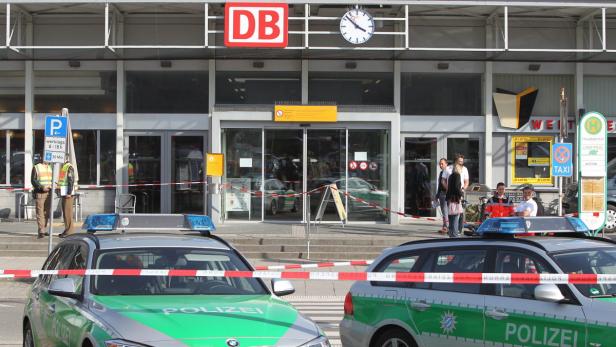 Ein abgesperrter Bahnhof der Deutschen Bahn mit Polizeiautos.