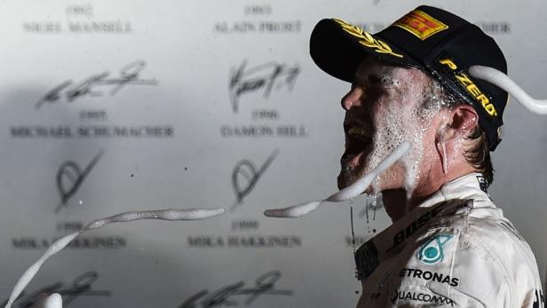 Nico Rosberg lässt sich nicht vom Champagner blenden und bleibt vorsichtig.