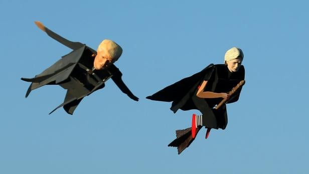 Ferngesteuerte Flugzeuge, die als Donald Trump und Hillary Clinton gestaltet wurden