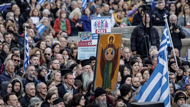 Protestierende in Athen am 11. Februar 2024, sie stellen sich gegen die "Ehe für alle".