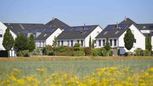 Einfamilienhäuser mit Photovoltaik-Anlgaen am Dach