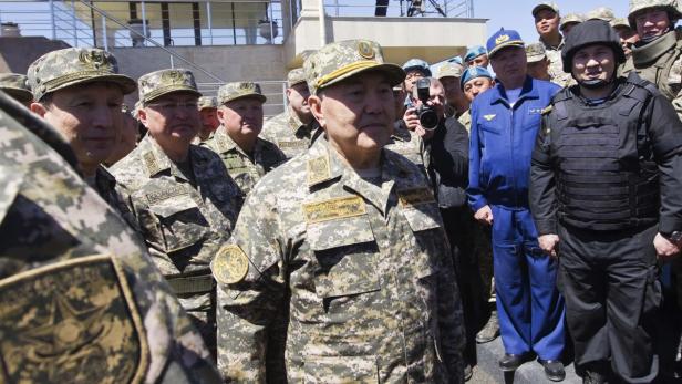 Kazakhstan&#039;s President Nursultan Nazarbayev (C) walks to meet military personnel after a parade of the armed forces on Fatherland Defender&#039;s Day at Otar military range, some 150km (93 miles) west of Almaty May 7, 2013. REUTERS/Shamil Zhumatov (KAZAKHSTAN - Tags: MILITARY POLITICS ANNIVERSARY)