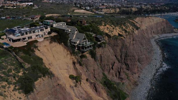 Erdrutsch lässt Villen in Kalifornien nah an steile Klippe rücken