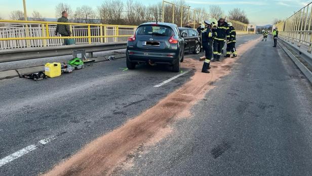 Totalsperre: Schwerer Crash auf der Traisenbrücke in St. Pölten