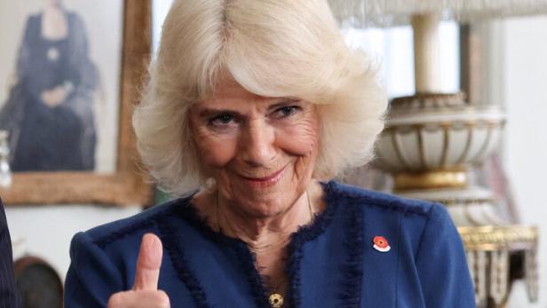 Königin Camilla gibt einen Daumen nach oben.