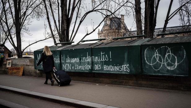Protest gegen die wegen Olympia geplanten Schließung der Bouquinisten, der Straßenbuchhändler an den Seine-Ufern. Erfolgreich: Präsident Macron erlaubt die Buchhändler.
