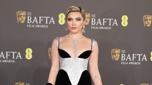 Florence Pugh in einem Kleid von Harris Reed.