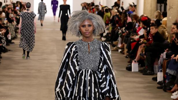 Älteres Model läuft auf der Fashion Week.