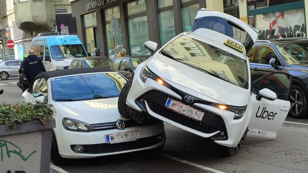 Uber über Auto: Kurioser Verkehrsunfall in Wien
