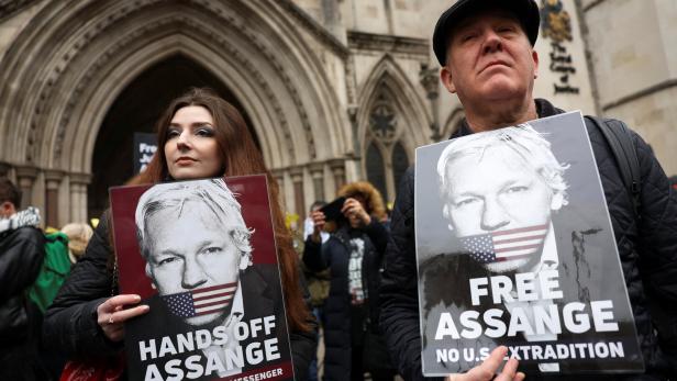 "Lasst ihn frei": Sprechchöre bei Julian Assanges Anhörung