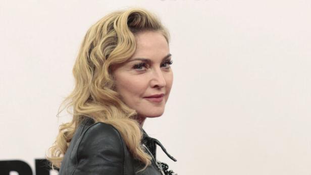 Einlage schiefgegangen: Madonna stürzt bei Konzert auf Bühne