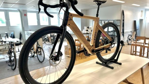 Weltweit erstes E-Gravelbike mit Holzverbund-Rahmen geht an den Start