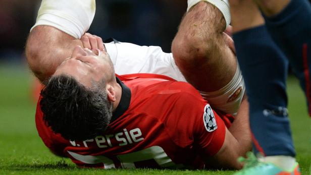 Ein Fußballspieler liegt verletzt auf dem Rasen.