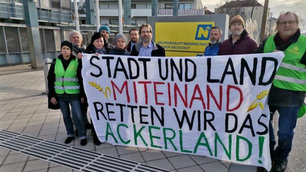 Die Gegner nutzten die Verhandlung am Mittwoch für eine kurze Protestkundgebung vor der Bezirkshauptmannschaft in Wiener Neustadt