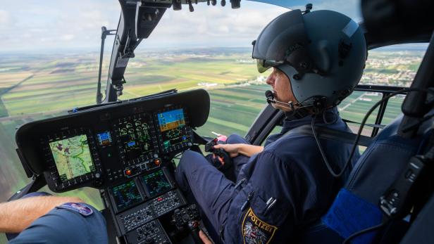 ++ THEMENBILD ++ FLUGPOLIZEI - PATROUILLENFLUG AN DIE ÖSTERREICHISCH-UNGARISCHEN GRENZE IM BURGENLAND