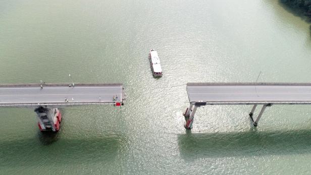 Frachtschiff bringt Brücke zum Einsturz: Mindestens 5 Tote, ein Verletzter