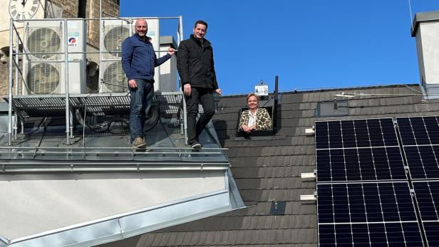 Bürgermeisterin Andrea Kö, Christoph Pflüger von der Umweltabteilung und Gemeinderat Martin Fürndraht begutachten die neu installierten Photovoltaik-Paneele