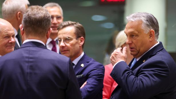 Der schwedische Ministerpräsident Ulf Kristersson und der ungarische Ministerpräsident Viktor Orban beim Gipfel der Staats- und Regierungschefs der EU am 29. Juni 2023 in Brüssel.