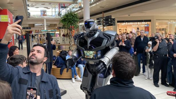 Ein 2,5-Meter-großer KI-Roboter namens Nox begrüßt Gäste im Donauzentrum. Besucher machen Selfies mit ihm