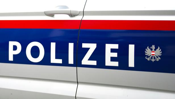 Felssturz auf Tiroler Reschenstraße: Linienbus von Stein getroffen
