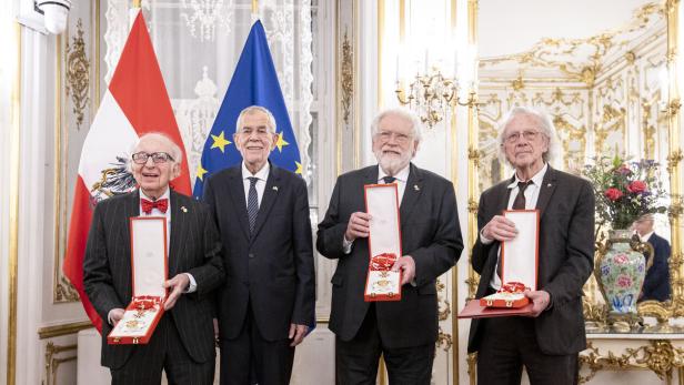 Die Nobelpreisträger mit Ehrenzeichen umringen den Bundeskanzler.