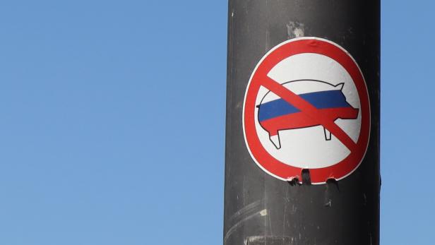 Sticker mit einem Schwein in der russischen Nationalflagge. Das Schwein ist durchgestrichen.