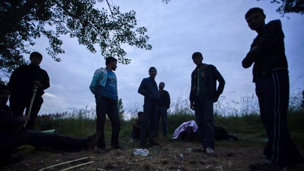 An der serbischen Grenze bereiten sich Flüchtlinge für die Weiterreise nach Österreich vor.