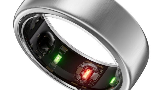 Ein mit leuchtenden Sensoren gespickter Smart Ring von Oura 