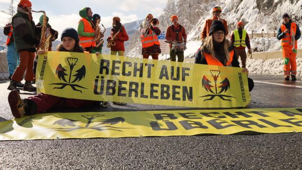Klimaaktivisten blockierten Tiroler Brennerautobahn