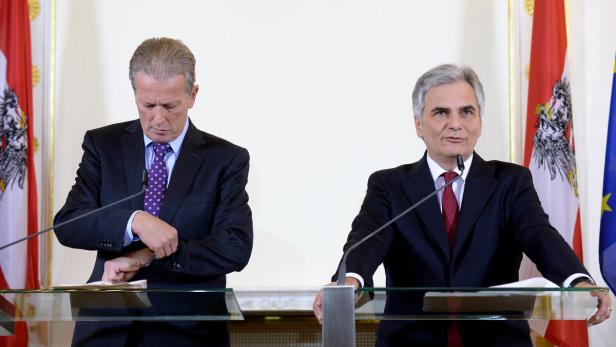 Vizekanzler Reinhold Mitterlehner und Bundeskanzler Werner Faymann während des Pressefoyers nach einer Sitzung des Ministerrates in Wien