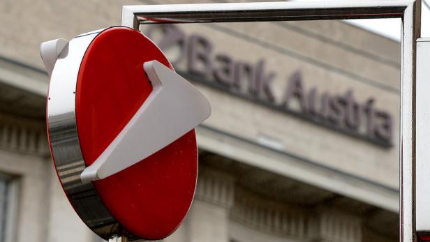 Ein Verkehrsschild mit einem weißen Pfeil vor einer Bank Austria Filiale.