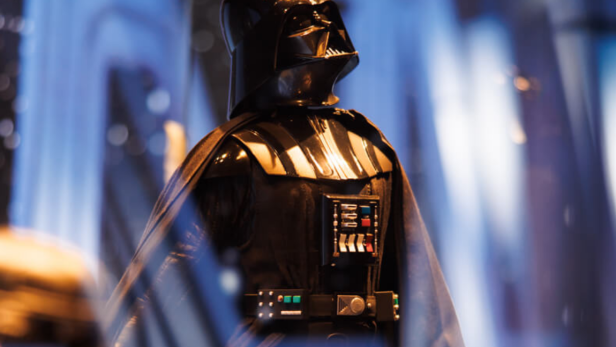 Eine Darth Vader-Figur steht in einer Vitrine.